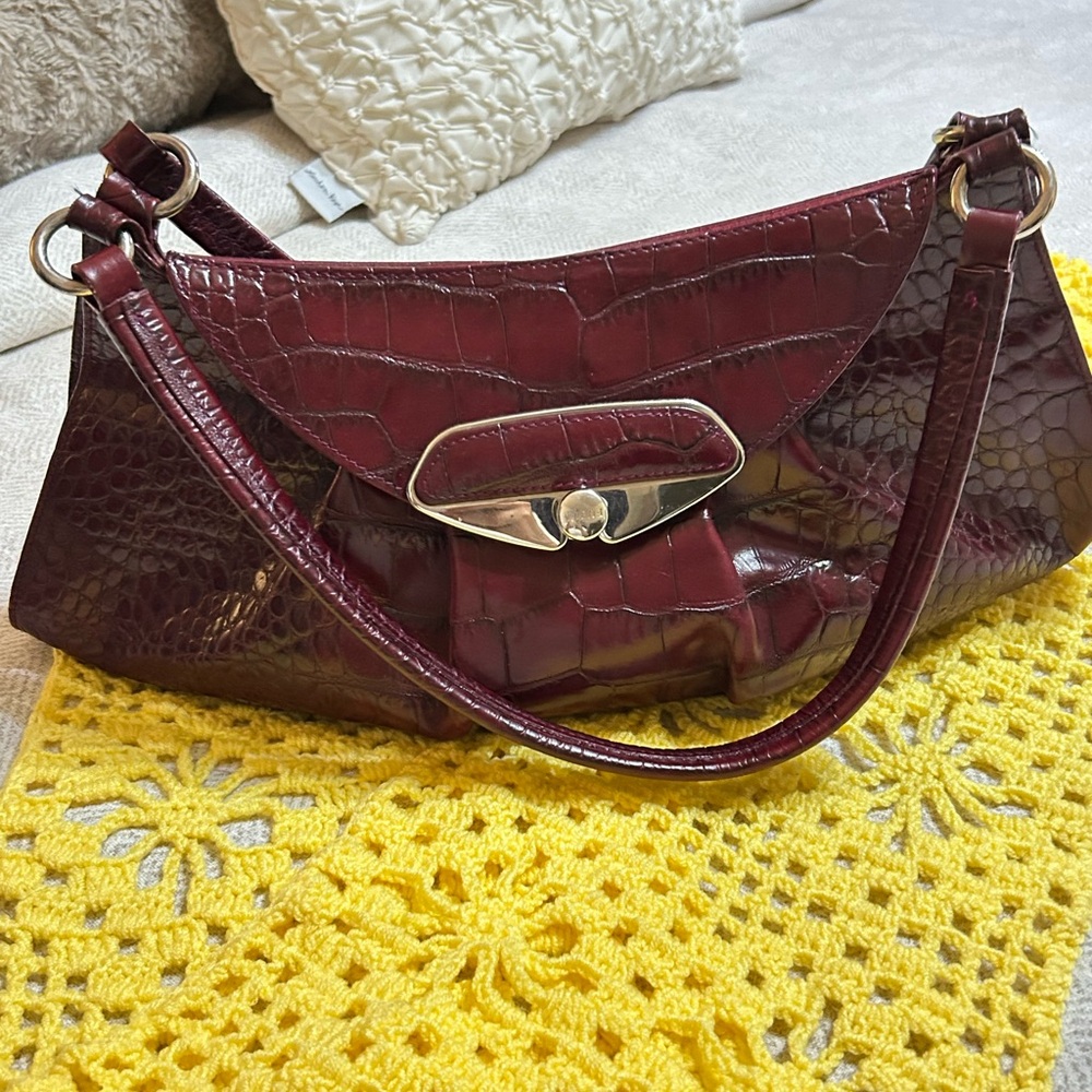 Furla burgundy color. Shoulder Bag with plated Hardware and Leather Strap.